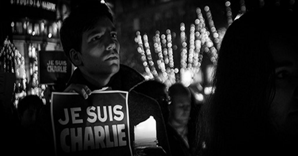 Demonstrant foran i lystog etter terrorangrep i Paris