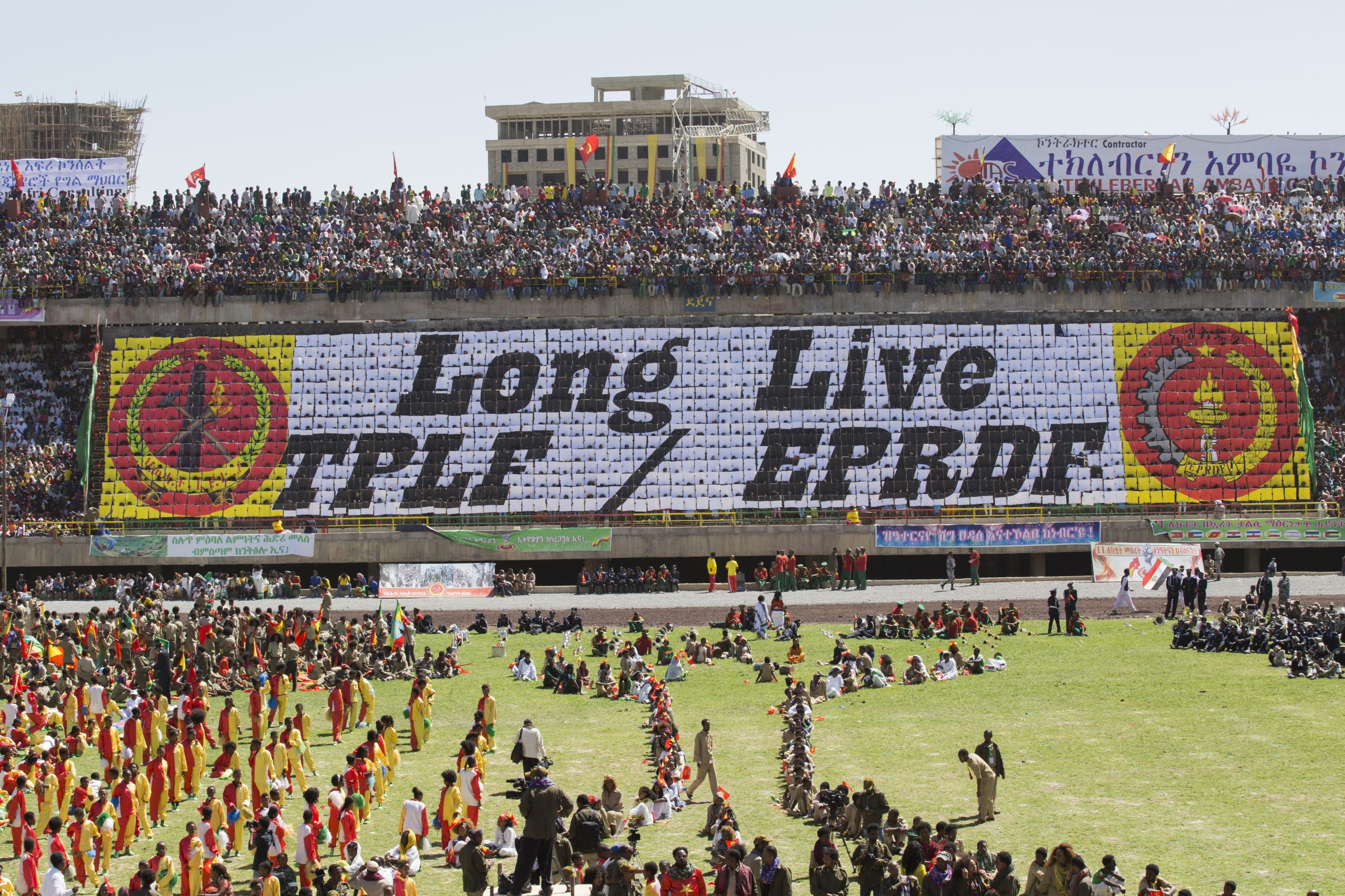 En stor stadion. På benkene står det skrevet "Long Live TPLF / EPRDF"