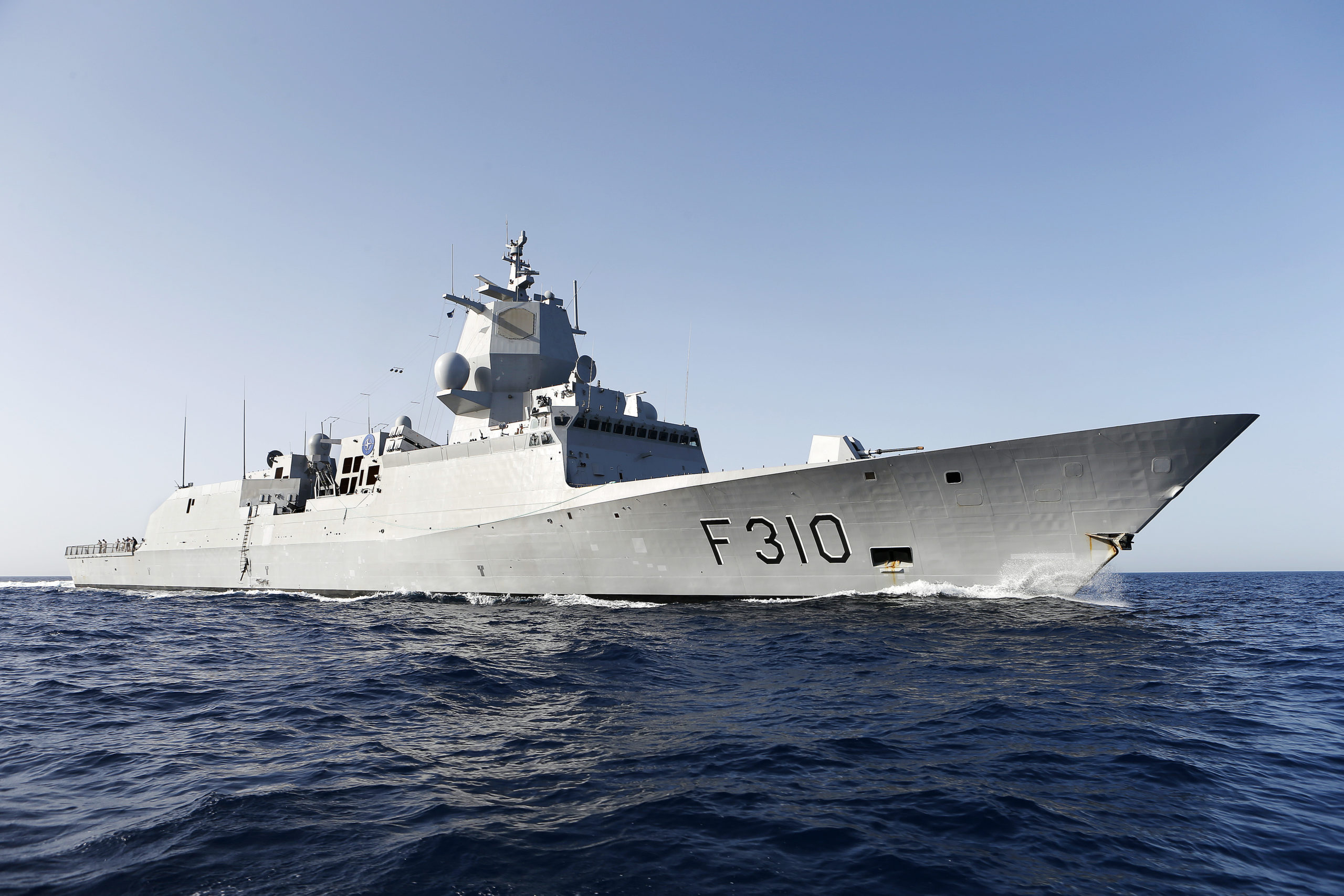 Bilde av KNM Fridtjof Nansen på havet, langsiden