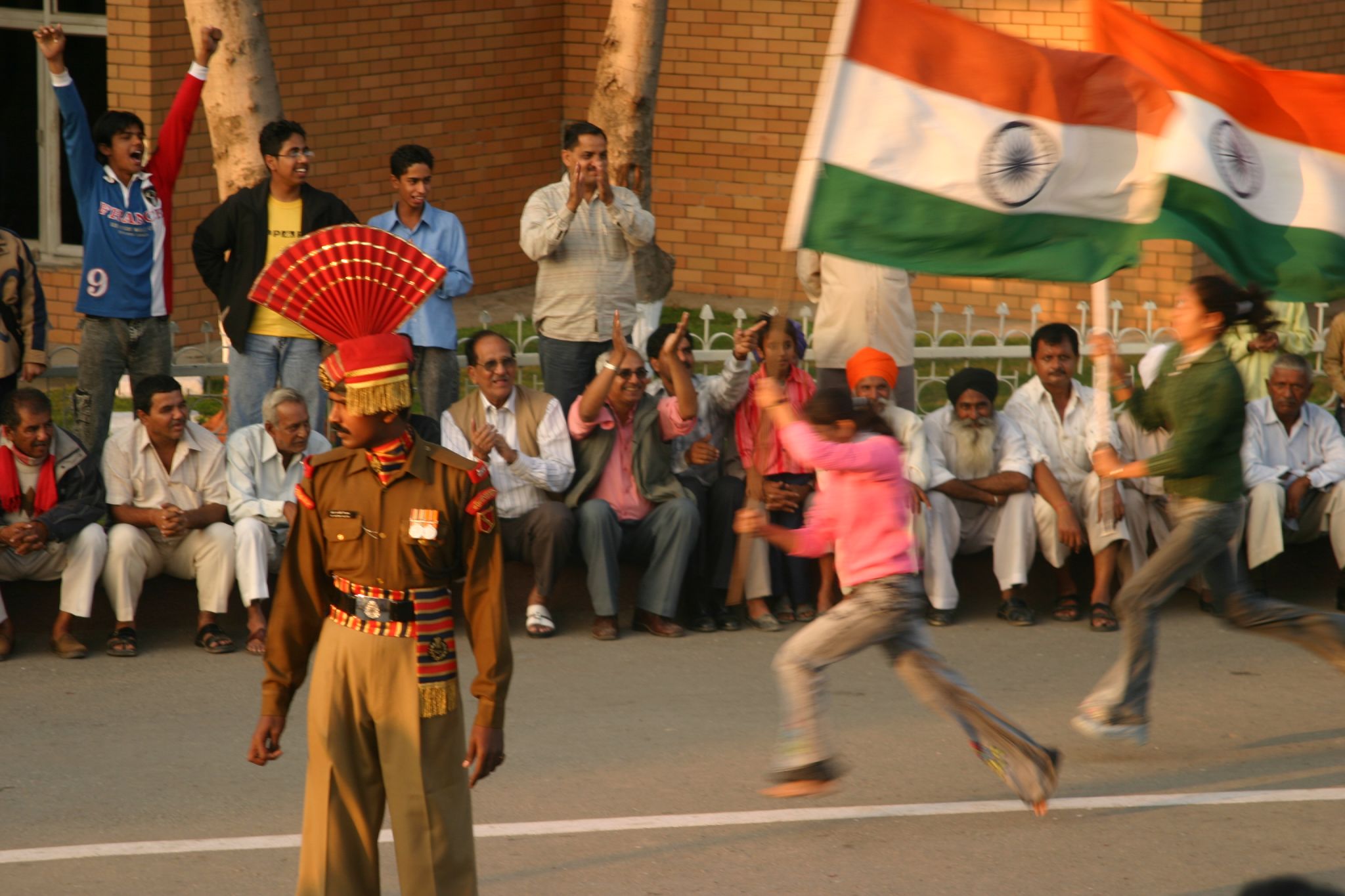 To menn løper i gatene med to indiske flagg