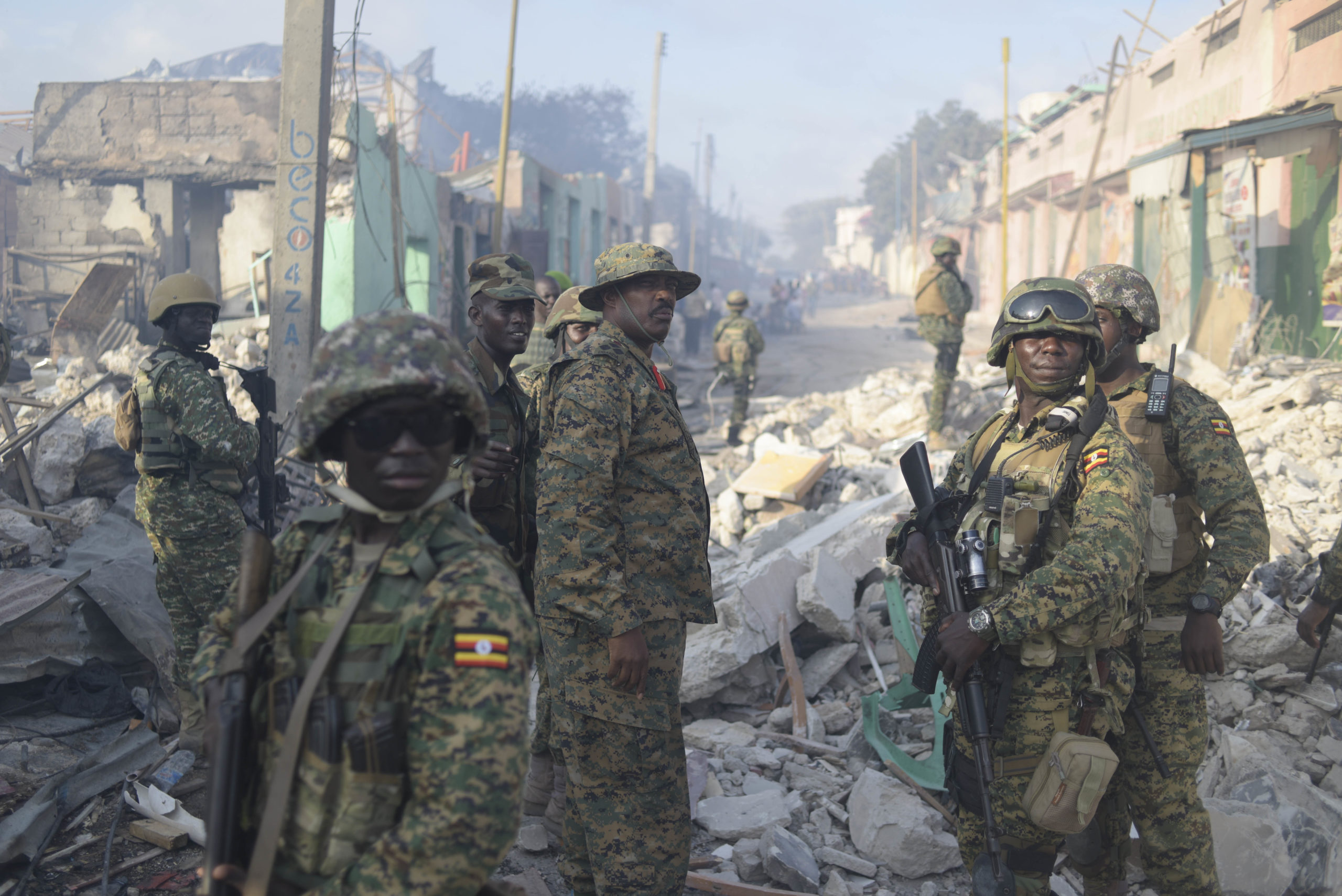 AMISOM soldater på åstedet etter en bilbombe (VBIED) i Mogadishu, Somalia