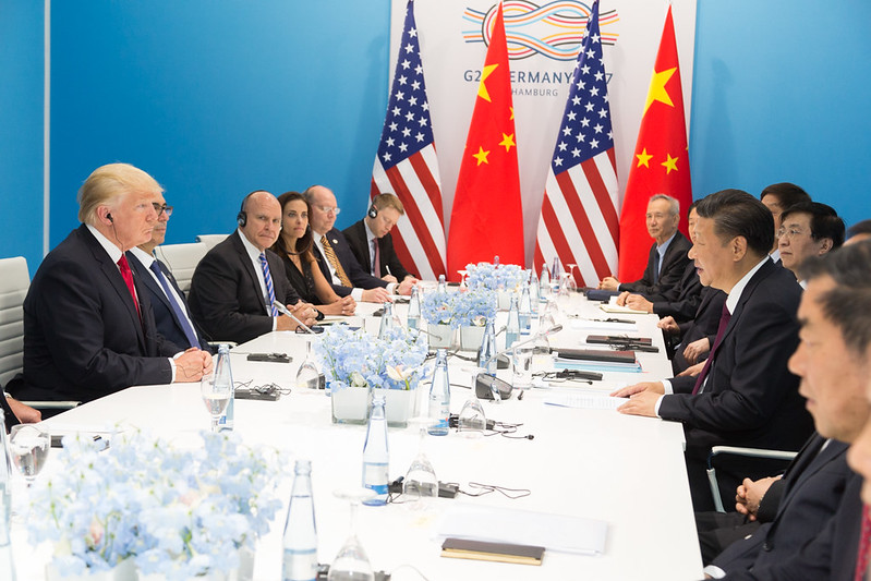 Xi Jinping og Donald Trump ser på hverandre under et møte.