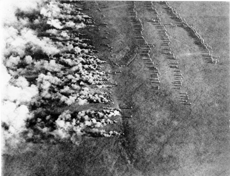 Bilde viser en giftrøyk på en strand med mange soldater under krigen