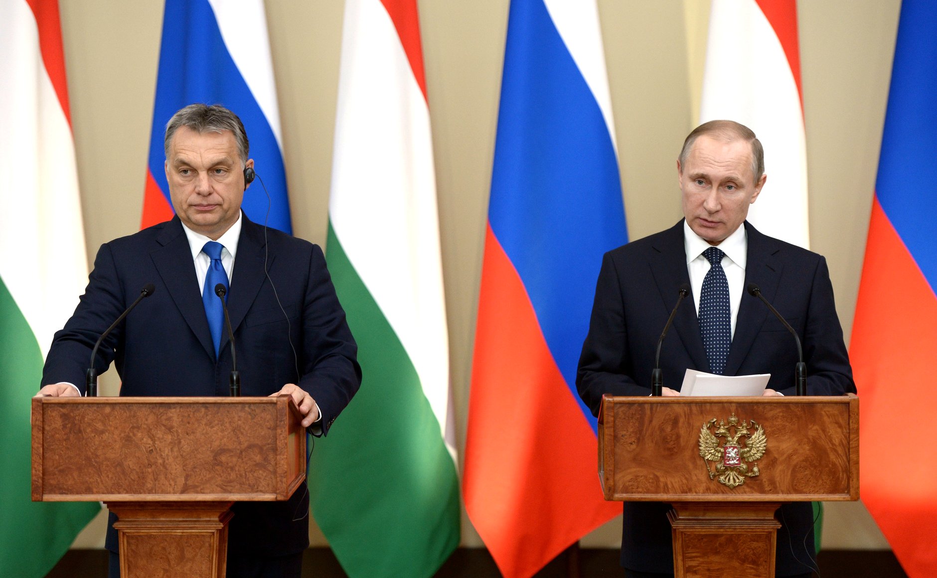 Putin og Orban står ved hver sin talerstol foran en rekke russiske og ungarske flagg
