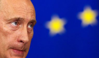 Nærbilde av Putin som biter seg i leppen foran det man kan kjenne igjen som EU-flagget