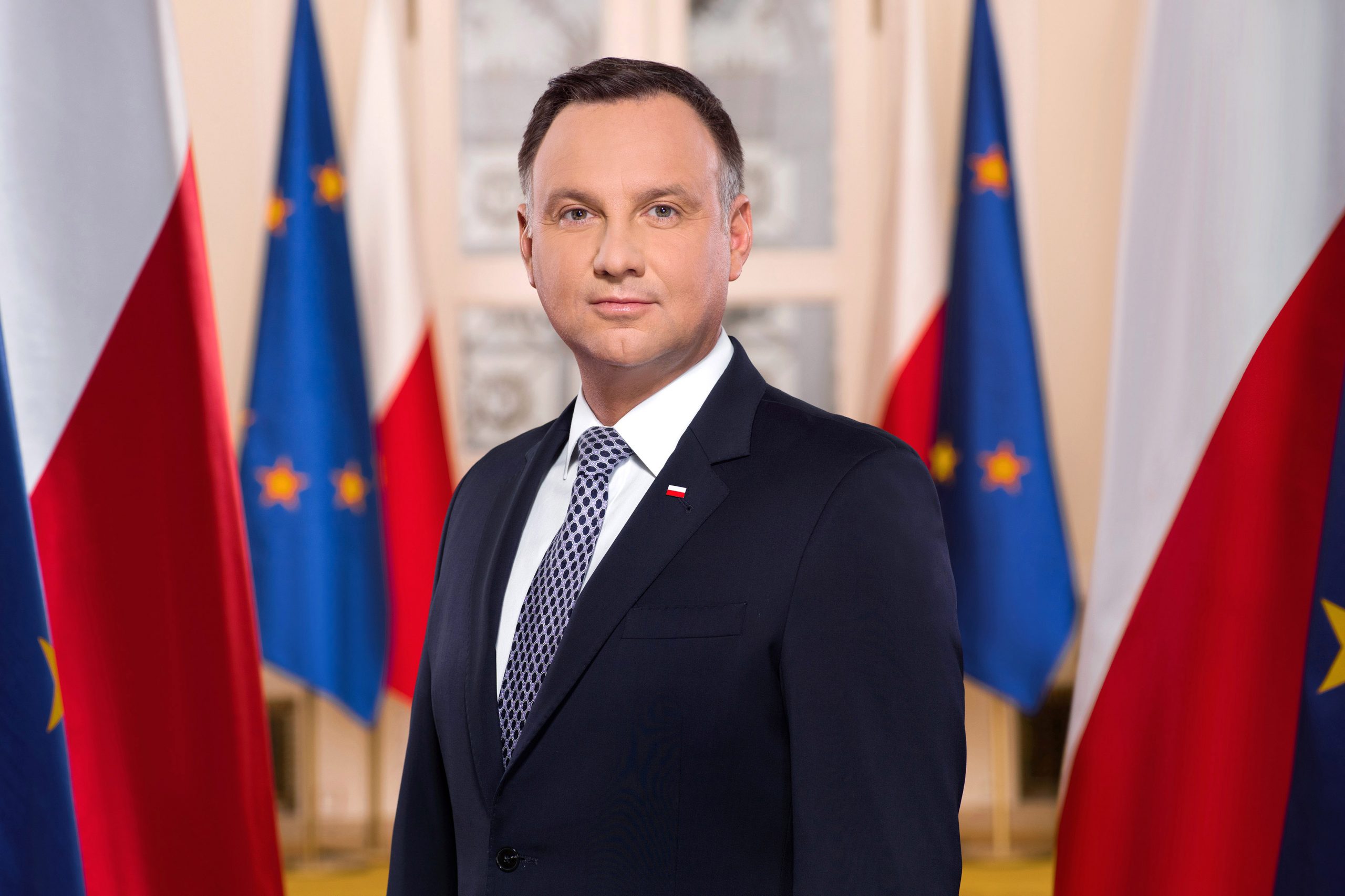 Bilde av President Duda foran en rekke med polske og EU-flagg