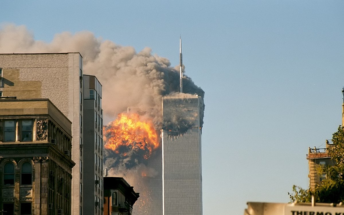 Brann i tvillingtårnene etter at Flight 175 treffer bygningen.