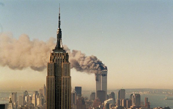 Bilde av Manhatten der røyk fra Tvillingtårnene ses i bakgrunnen