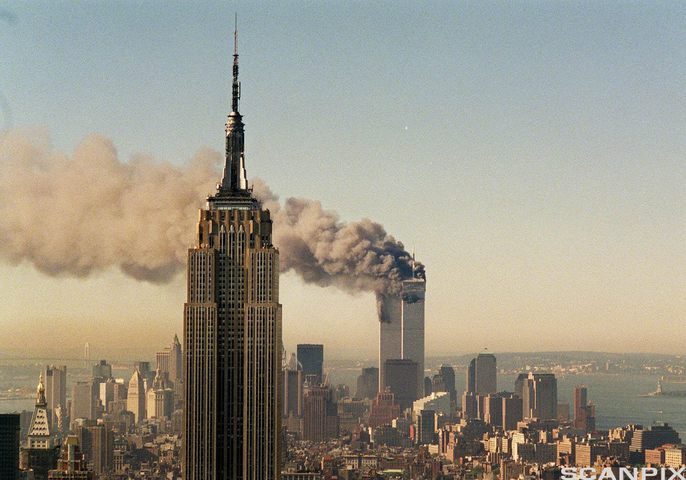 Bilde av Manhatten der røyk fra Tvillingtårnene ses i bakgrunnen