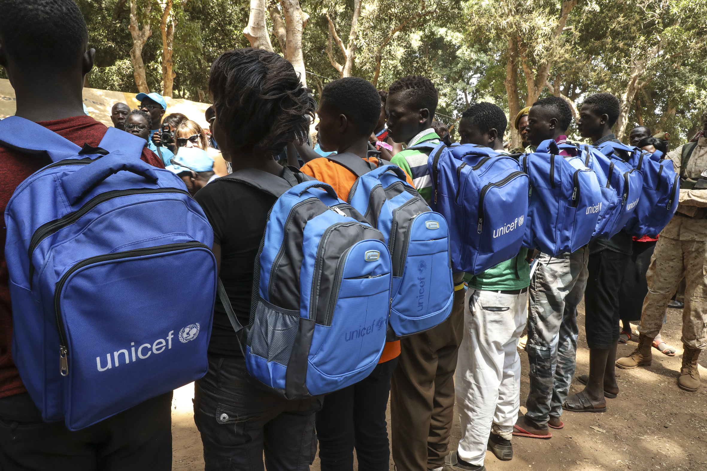 En rekke barn med skolesekker fra Unicef.