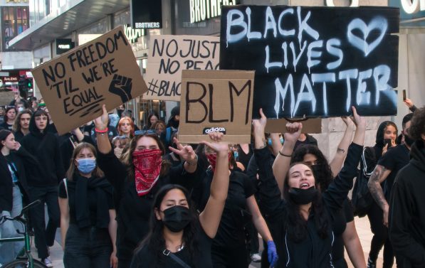 Demonstranter i Stockholm holder plakater med påskriften Black Lives Matter