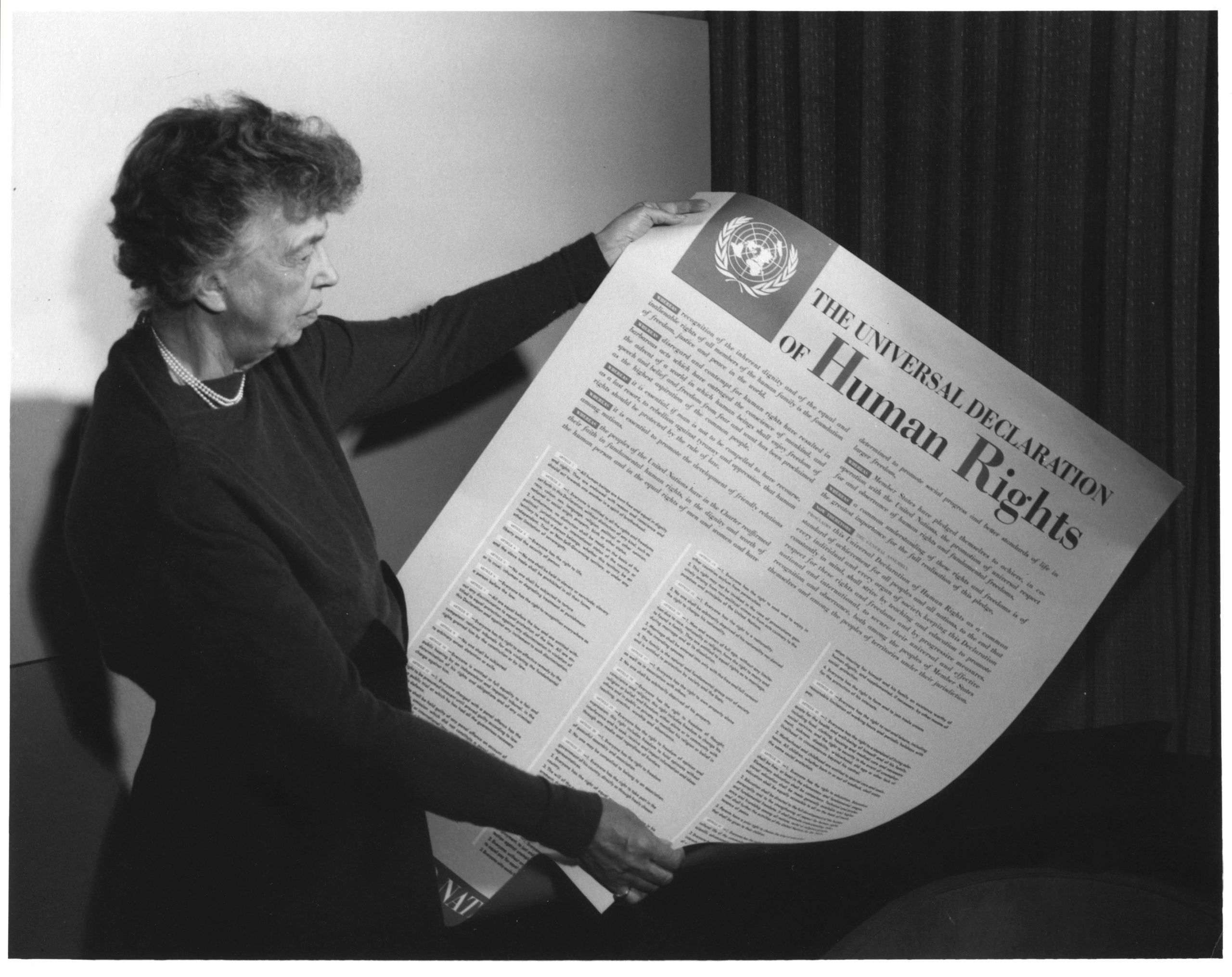 Eleanor Roosevelt holder opp FNs menneskerettighetserklæring.