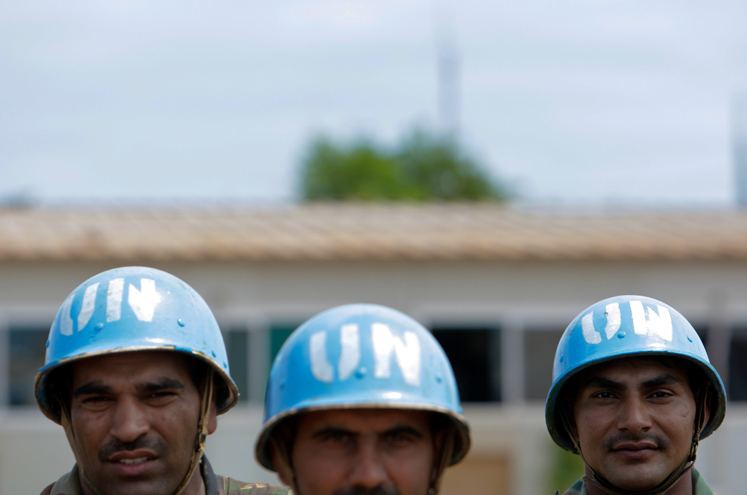 Tre soldater med FNs karakteristiske blå hjelmer på oppdrag.