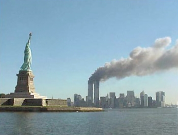 tvillingtårene i New York står i brann etter terrorangrepet den 11. september 2001. Til venstre ser man Frihetsgudinnen