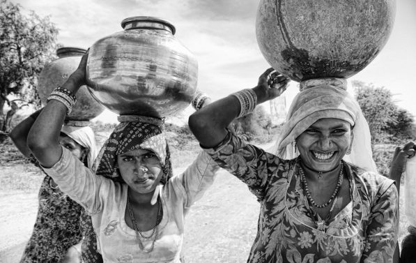 Kvinner bærer vann i Rajasthan i India.