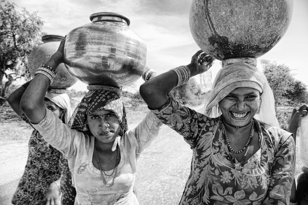 Kvinner bærer vann i Rajasthan i India.