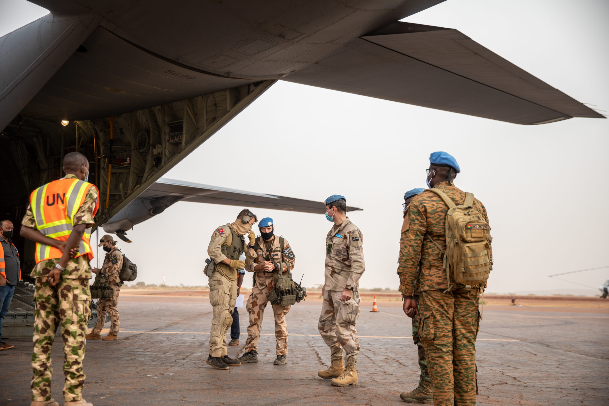 flyvinger, personer i uniform i Mali