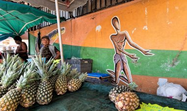 mann på marked, selger ananas
