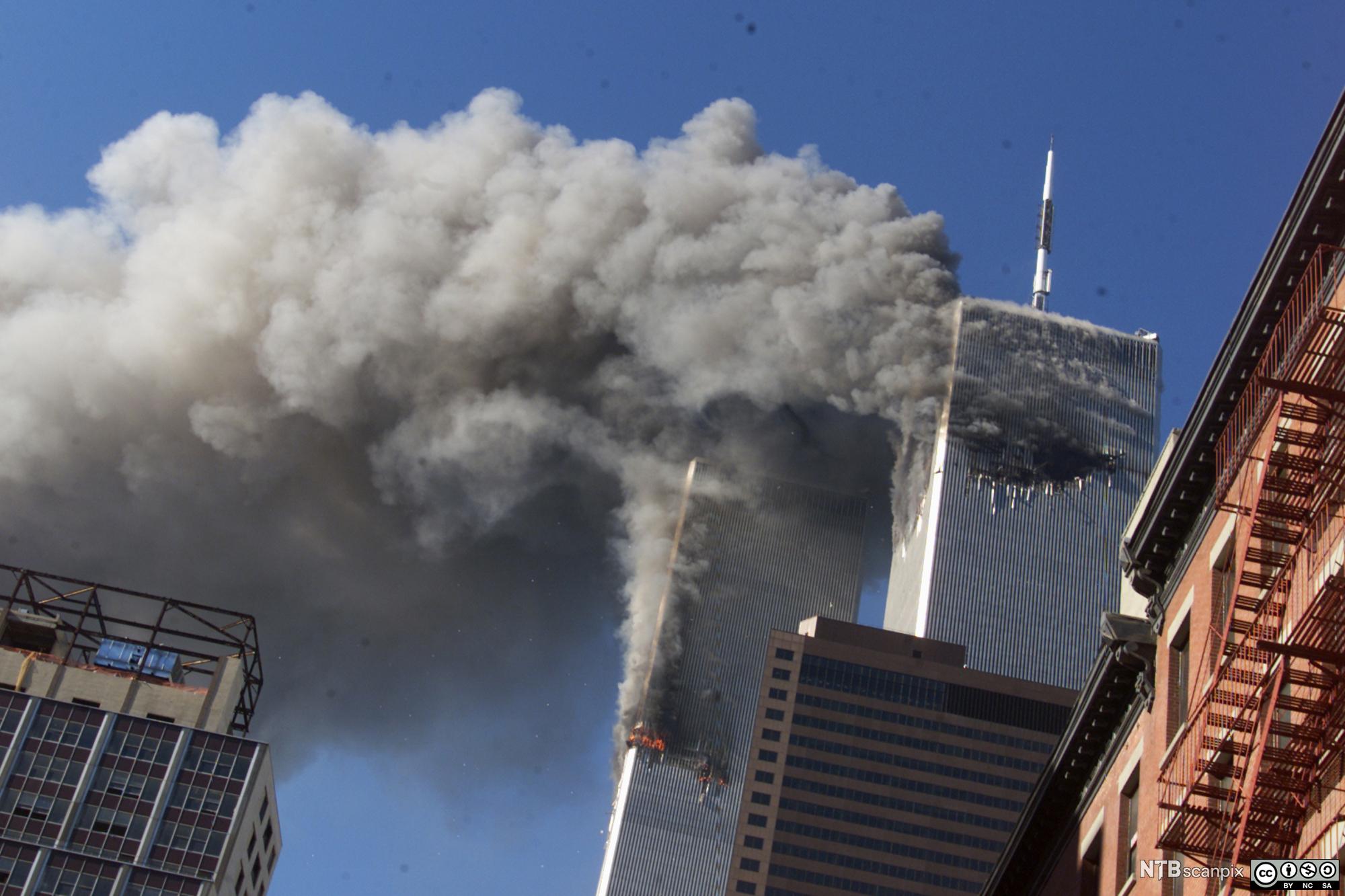 Røyk kommer ut fra Twin Towers i New York