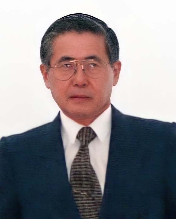 Portrett av Alberto Fujimori. Han har på seg dress. Bakgrunnen er hvit.