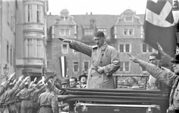 Hitler gjør Nazi-hilsen til fokemengene fra en bil