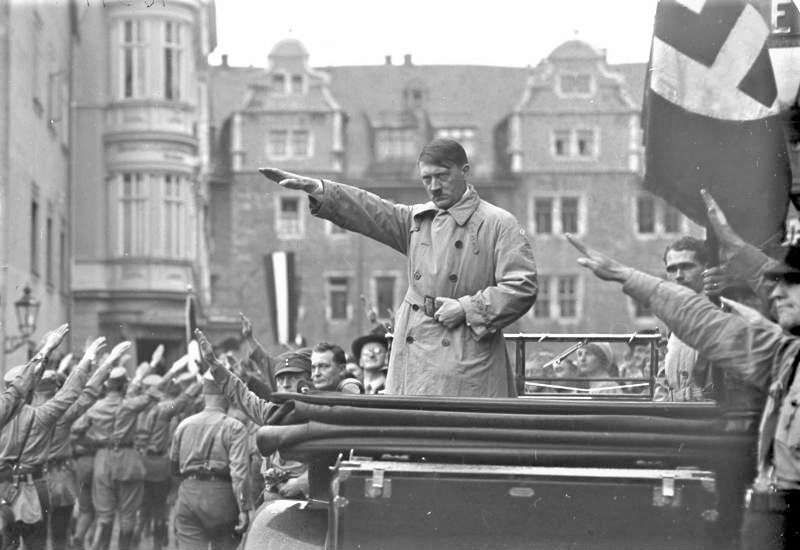 Hitler gjør Nazi-hilsen til fokemengene fra en bil