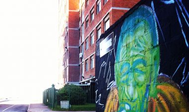 gate med graffiti på veggene