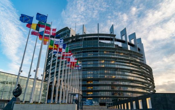 EU-medlemslandenes flagg utenfor Europaparlamentet.