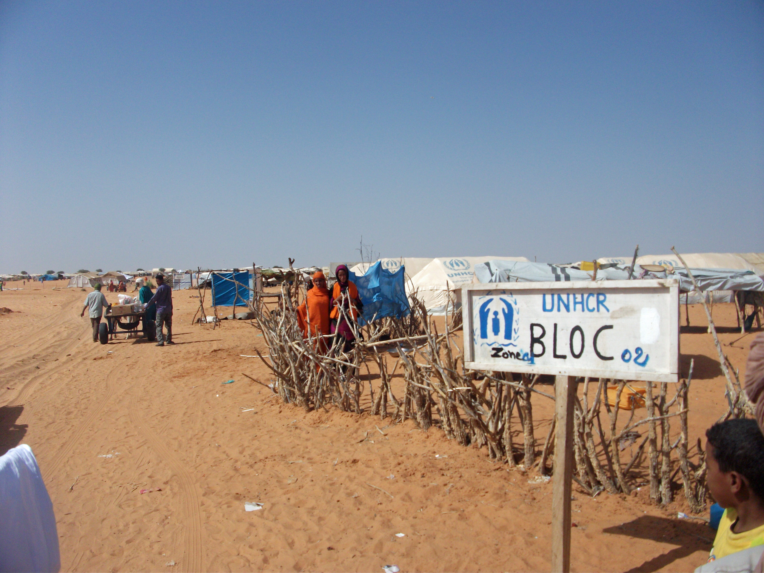 En flyktningleir i et ørkenområde.