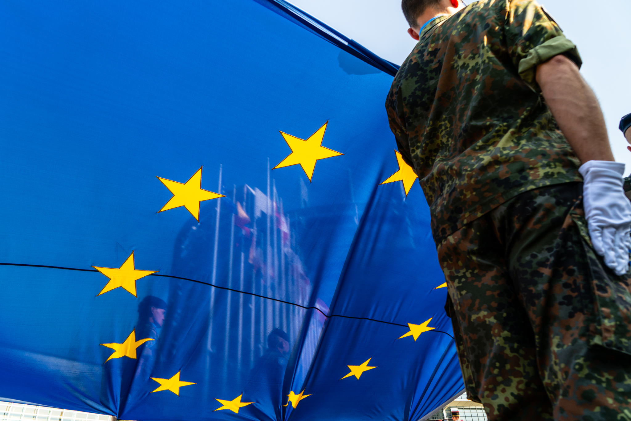 Soldat ved siden av EU flagget.