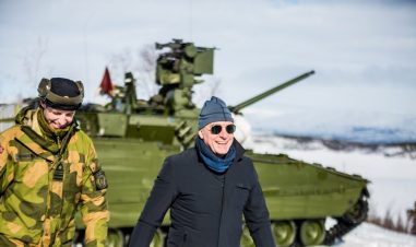 Forsvarsminister Frank Bakke Jensen går foran et helikopter med solbriller på