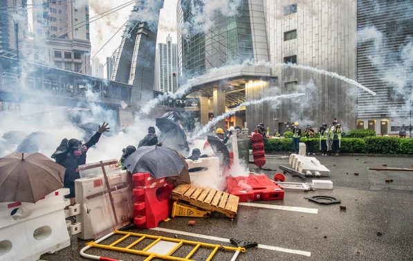 Demonstranter kjemper mot politiet i Hongkong.