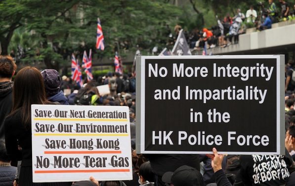 Politiske bannere vises frem av demonstranter i Hongkong.