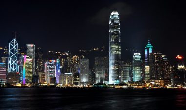 Natten i Hongkong lyses opp av skyskrapere.