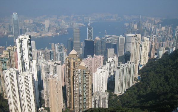 Hongkongs skyskrapere sett ovenfra på dagtid.