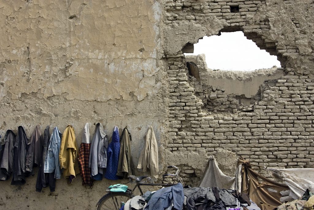 Jakker henger på veggen av et utbombet klasserom.