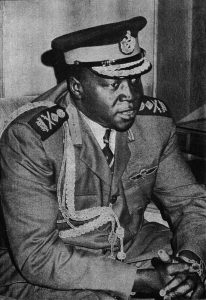 svart-hvitt portrett av Idi Amin