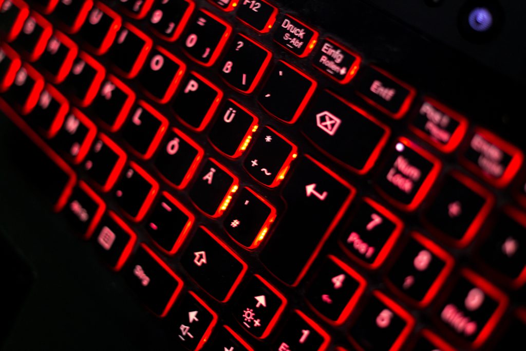 Bilde av et tastatur som lyser opp tastene med rødt lys