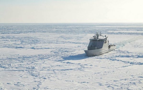 Kystvaktfartøy på is
