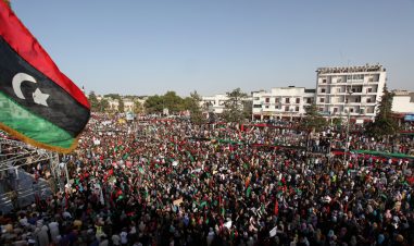 Demonstranter med det Libyske flagget