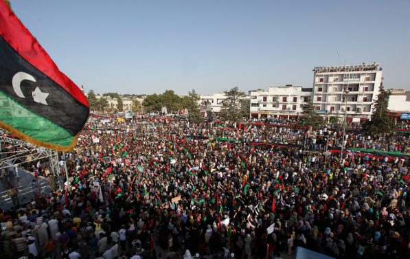 Demonstranter med det Libyske flagget