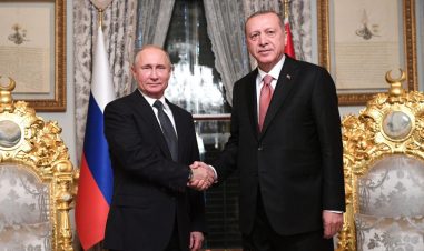 President Putin og President Erdogan tar hverandre i hånden