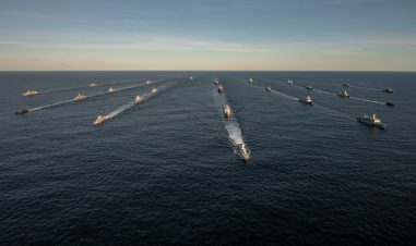Flere militære fartøy på havet.