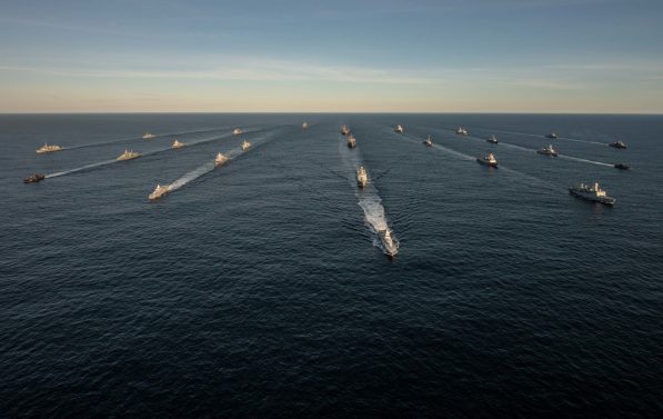 Flere militære fartøy på havet.