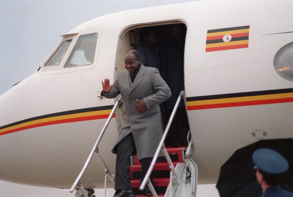 Yoweri Museveni går ut av et fly og vinker