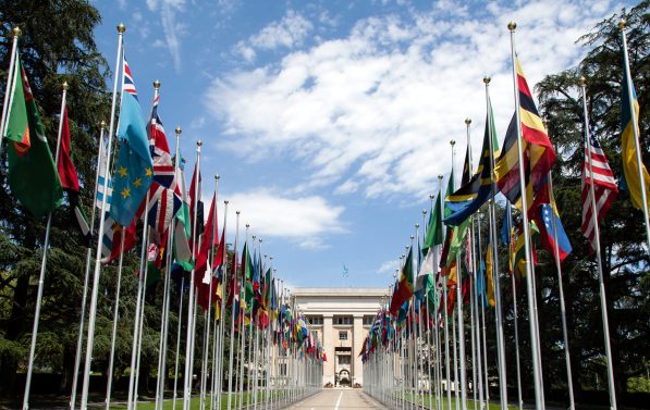 Flaggene til FNs 193 medlemsland utenfor FN bygningen i Geneve.