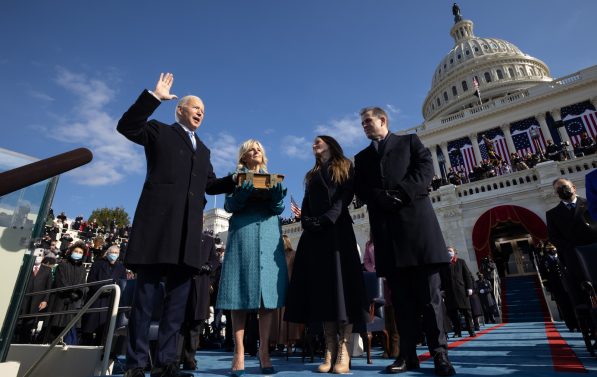Biden sverger på Bibelen foran en folkemengde ved Det hvite hus.