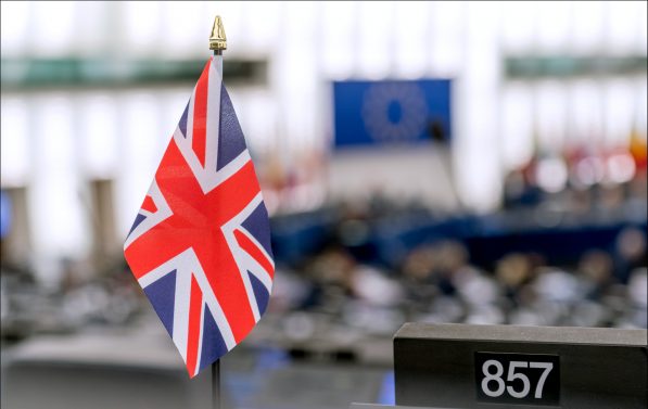 Det britiske flagget i forgrunnen. Bak ser vi EUs flagg.