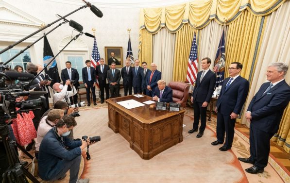 Det ovale kontor fullsatt med presse og president Trump ved sin pult