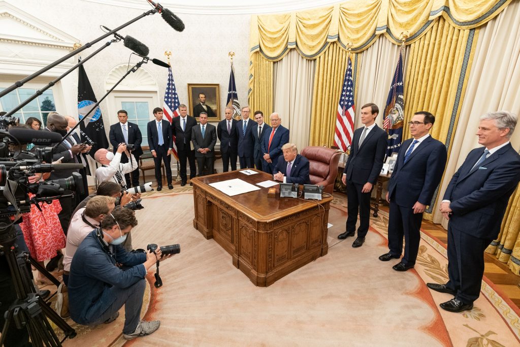 Det ovale kontor fullsatt med presse og president Trump ved sin pult
